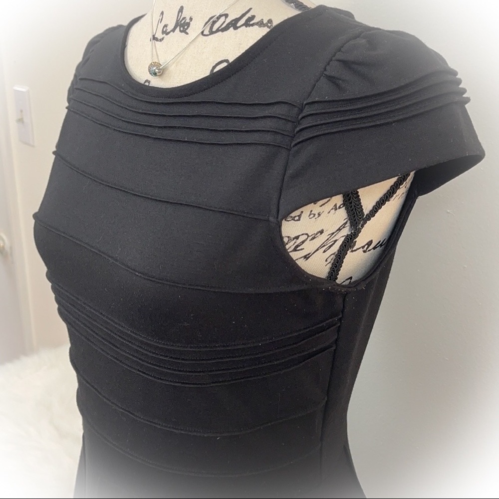 💕Beautiful Black Elle Dress cap sleeves💕 - Picture 2 of 12